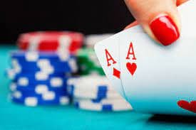 Antarmuka meja poker di keluaran macau menampilkan kartu komunitas, posisi pemain, dan chip stack